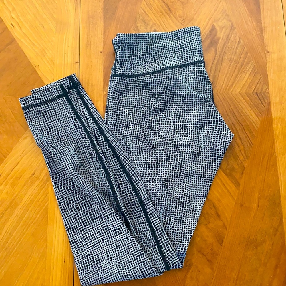Lululemon size 6 snake skin print wonderunders